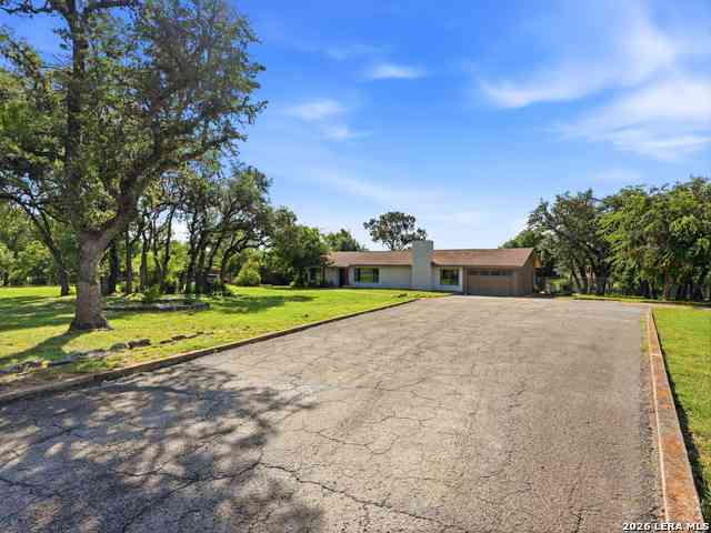 Homes For Sale - 136 Royal Oaks Loop<br/> Kerrville, TX 78028