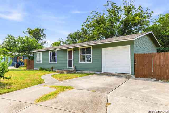 Homes For Sale - 425 Riley<br/> Guadalupe County, Seguin, TX 78155