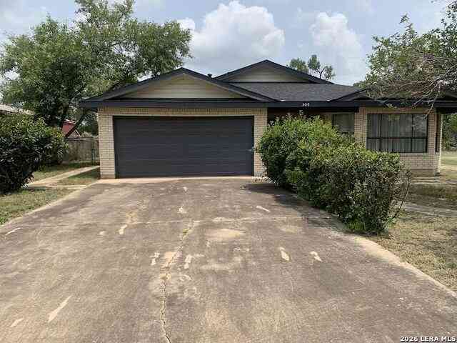 Homes For Sale - 508 Crouch Ave<br/> Devine, TX 78016