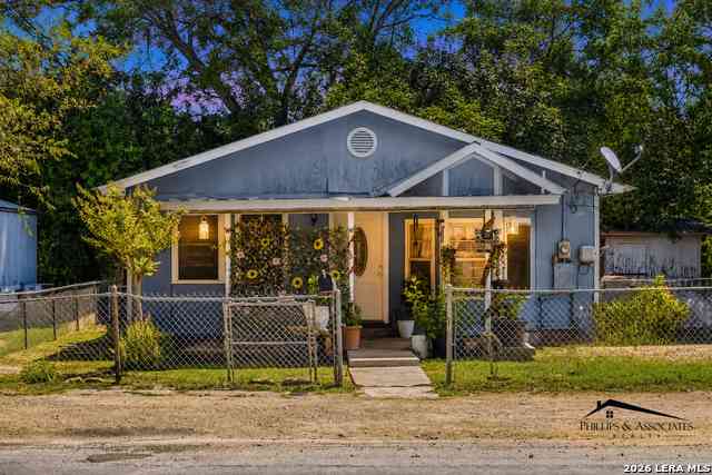Homes For Sale - 1709 Avenue E<br/> Hondo, TX 78861