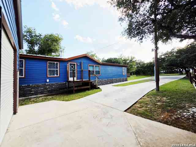 Mobile Home For Sale - 135 Lakeshore Dr S<br/> Bandera, TX 78003