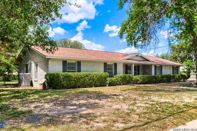Homes For Sale - 1345 Azalea Ln<br/> New Braunfels, TX 78130