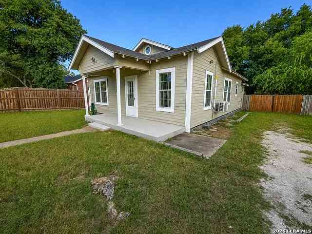 Homes For Sale - 104 E Hutchinson<br/> Bee County, Beeville, TX 78102