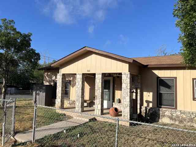 Homes For Sale - 601 Como<br/> Uvalde, TX 78801