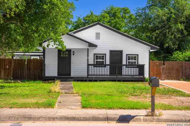 Homes For Sale - 512 Guadalupe St<br/> Kerrville, TX 78028