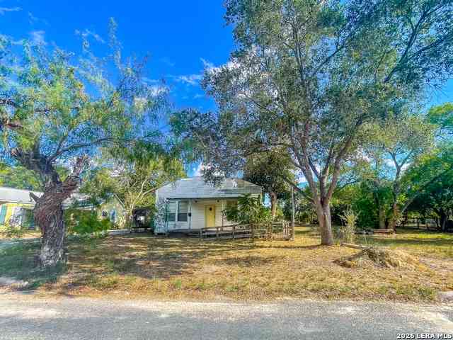 Homes For Sale - 302 E Carter St<br/> Beeville, TX 78102