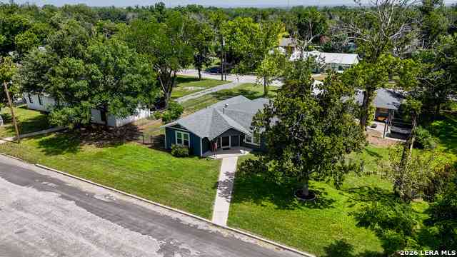 Homes For Sale - 733 E Krezdorn St<br/> Seguin, TX 78155