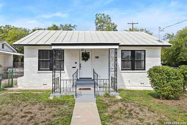 Homes For Sale - 2055 E Crockett St<br/> San Antonio, TX 78202