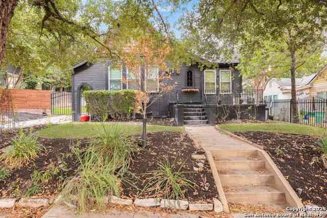 Homes For Rent - 418 W Rosewood Ave<br/> San Antonio, TX 78212