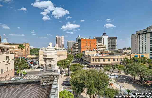 Apartment For Rent - 235 E Commerce #400<br/> San Antonio, TX 78205