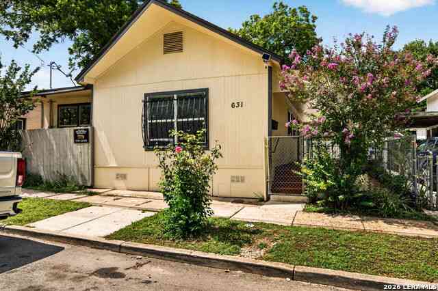 Homes For Rent - 631 E Mistletoe<br/> San Antonio, TX 78212