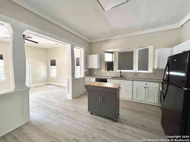 Homes For Rent - 1135 W Ridgewood Ct<br/> San Antonio, TX 78201