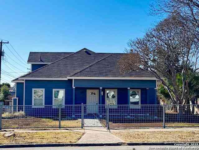 Homes For Rent - 800 W Russell Pl<br/> San Antonio, TX 78212