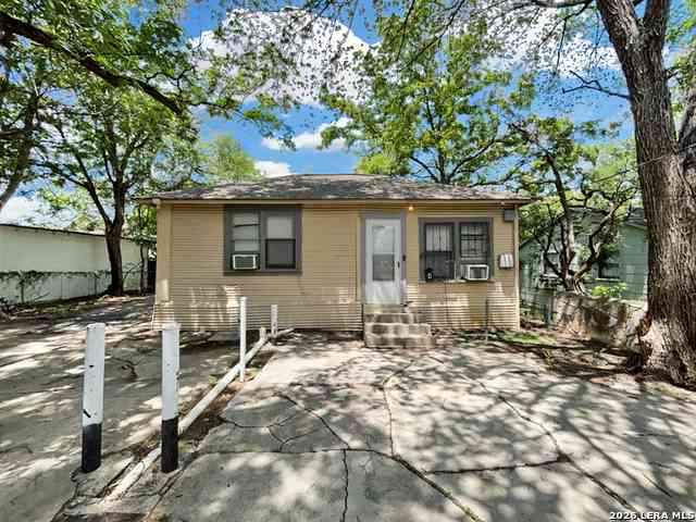Apartment For Rent - 413 E Courtland Pl #4<br/> San Antonio, TX 78212
