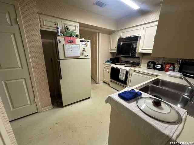 Condo For Rent - 8415 Fredericksburg Rd #402<br/> San Antonio, TX 78229