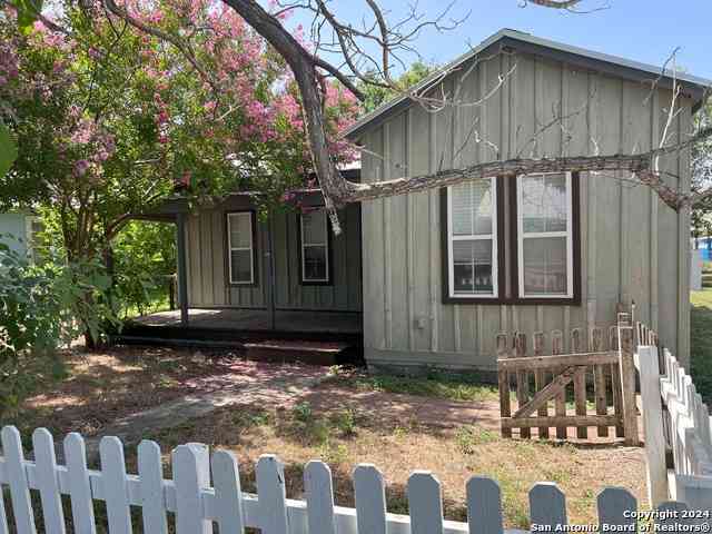 Homes For Rent - 213 W Schulz St<br/> Marion, TX 78124