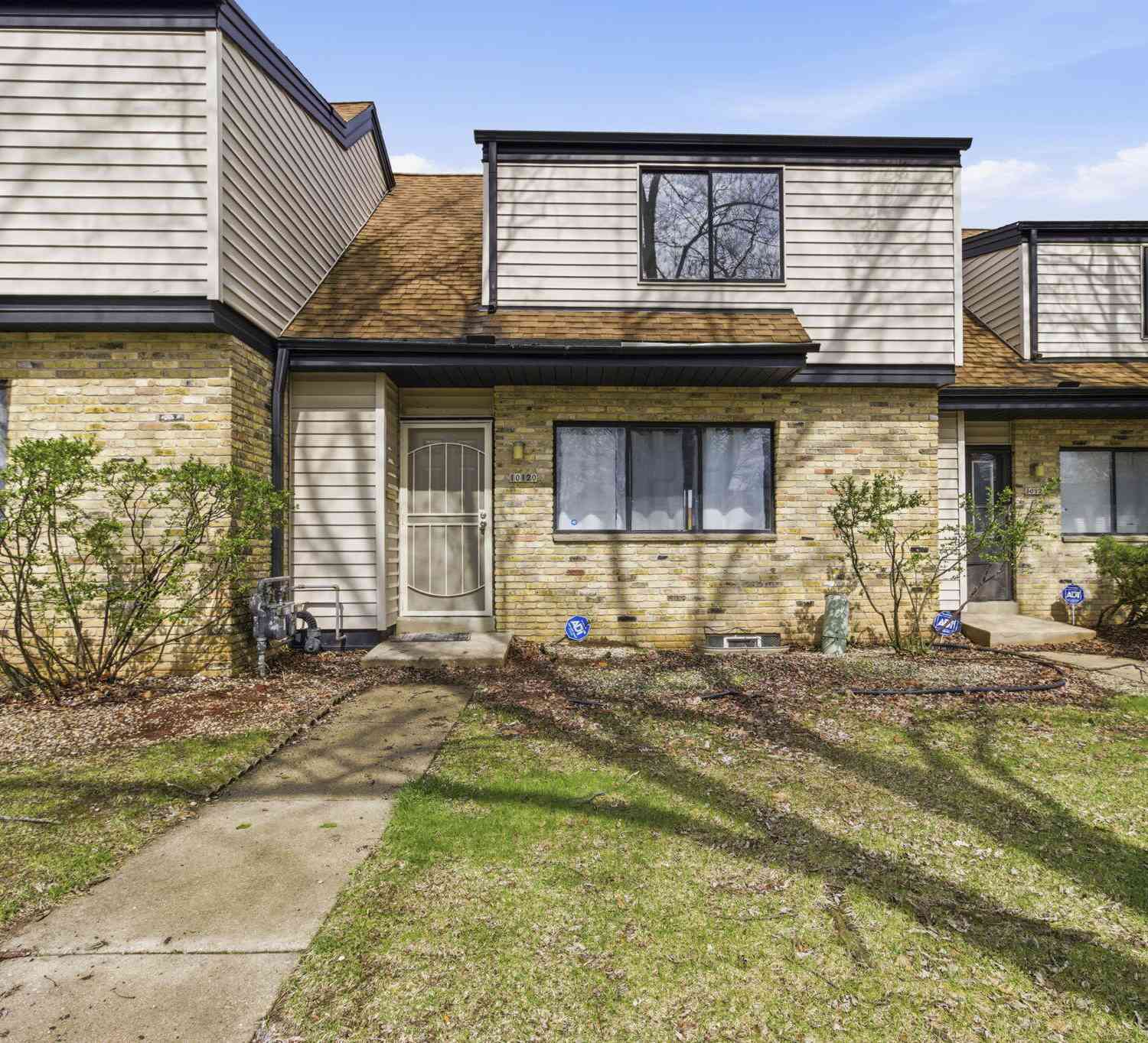 Condo For Sale - 10120 W Kiehnau<br/> Milwaukee, WI 53224