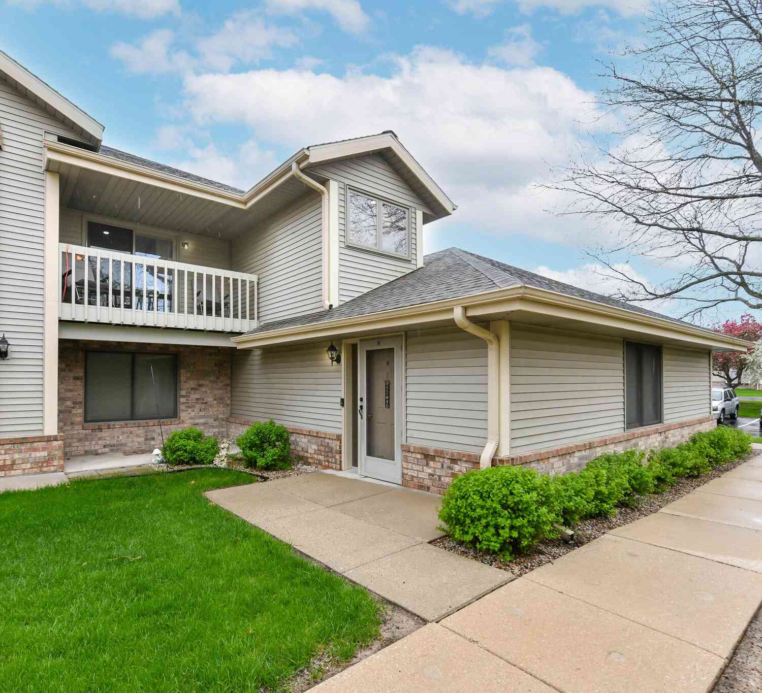 Condo For Sale - 2112 Woodburn #H<br/> Waukesha, WI 53188