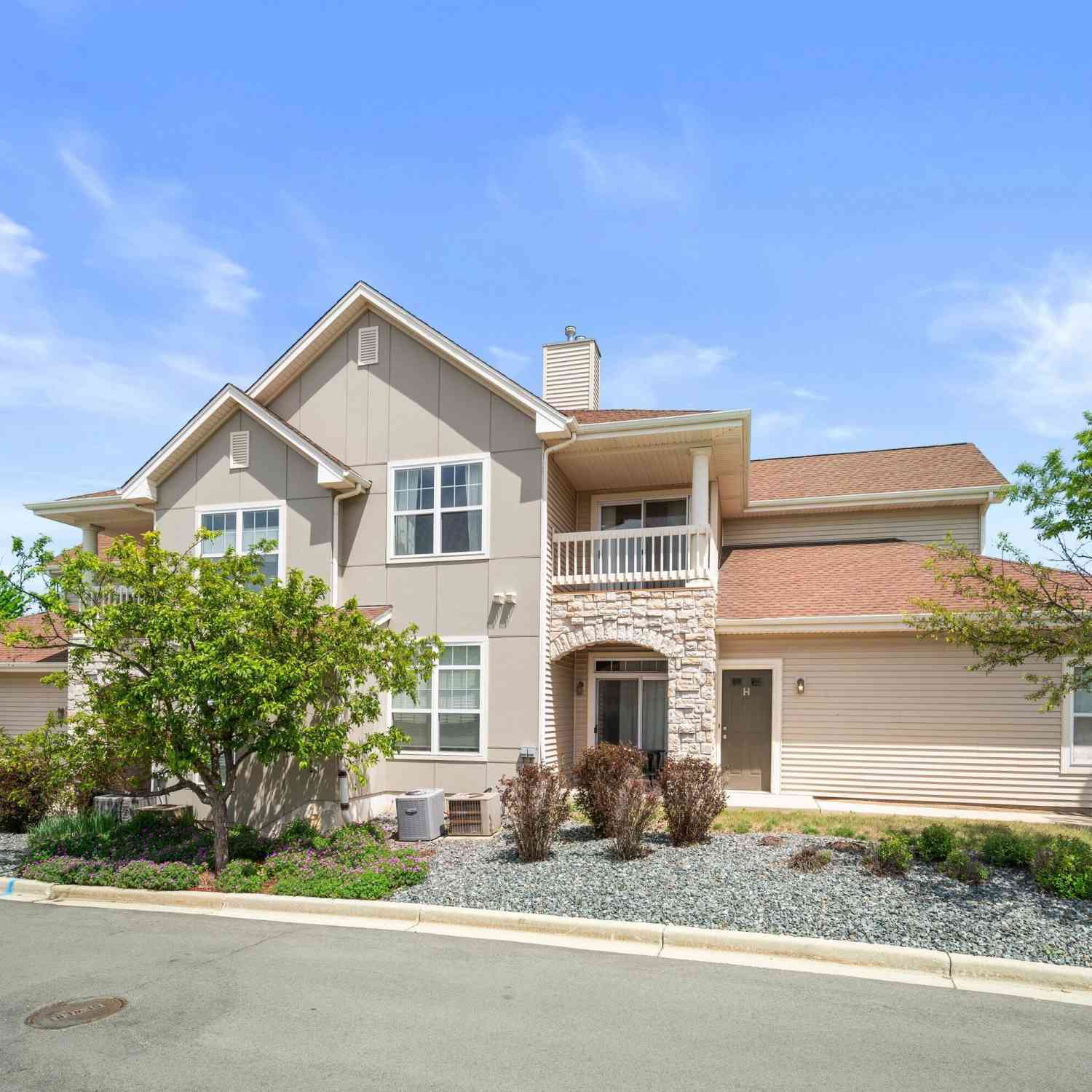 Condo For Sale - 9301 Cobblestone #H<br/> Franklin, WI 53132