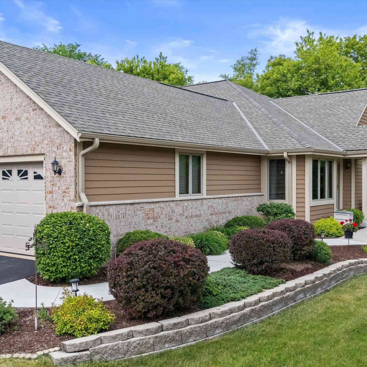 Condo For Sale - W243N2205 Deer Park #B<br/> Pewaukee, WI 53072