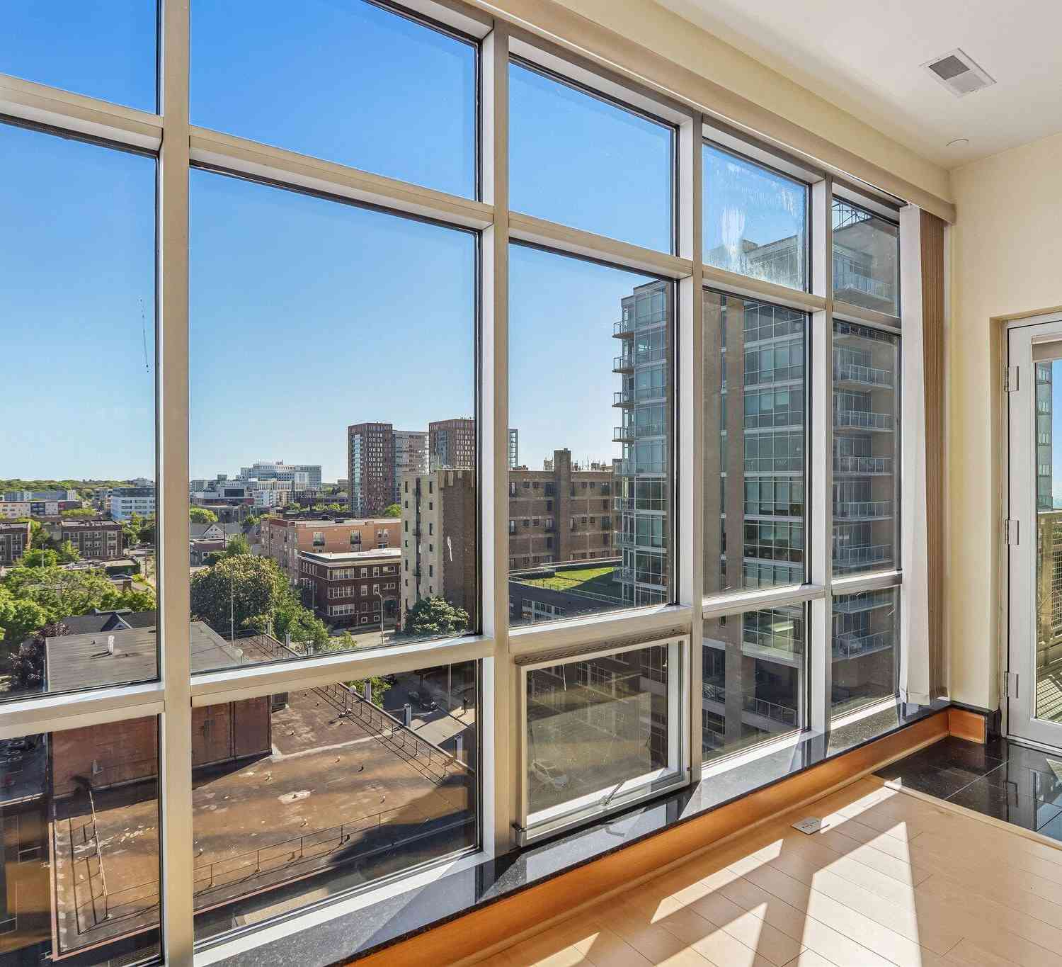 Condo For Sale - 1550 E Royall #UNIT 911<br/> Milwaukee, WI 53235