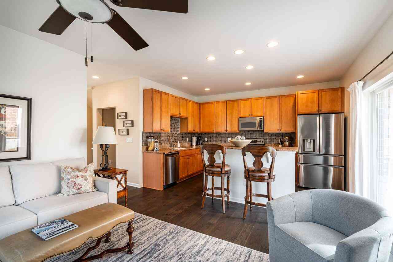 Condo For Sale - 3870 S Lake #1102<br/> Milwaukee County, Saint Francis, WI 53235