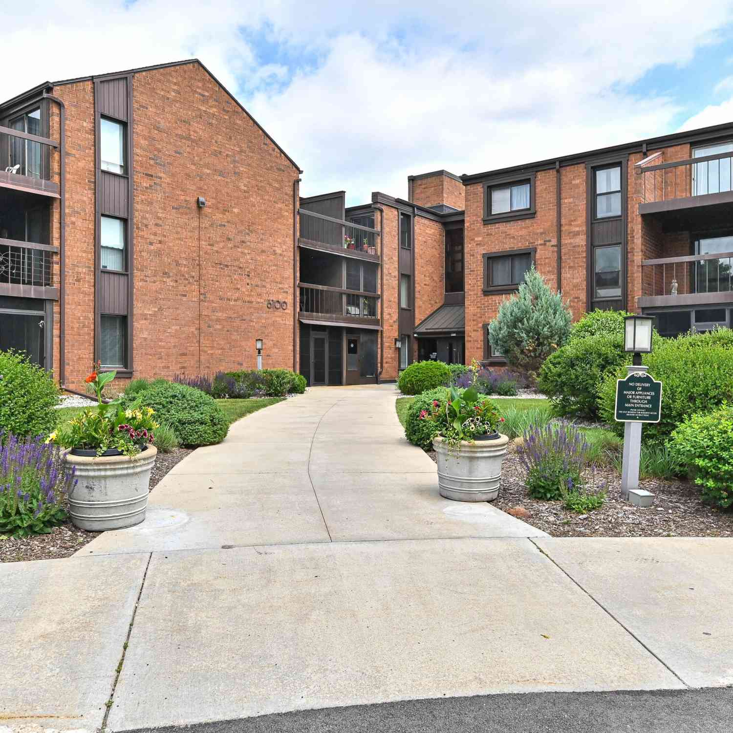 Condo For Sale - 6100 W Stonehedge #167<br/> Greenfield, WI 53220