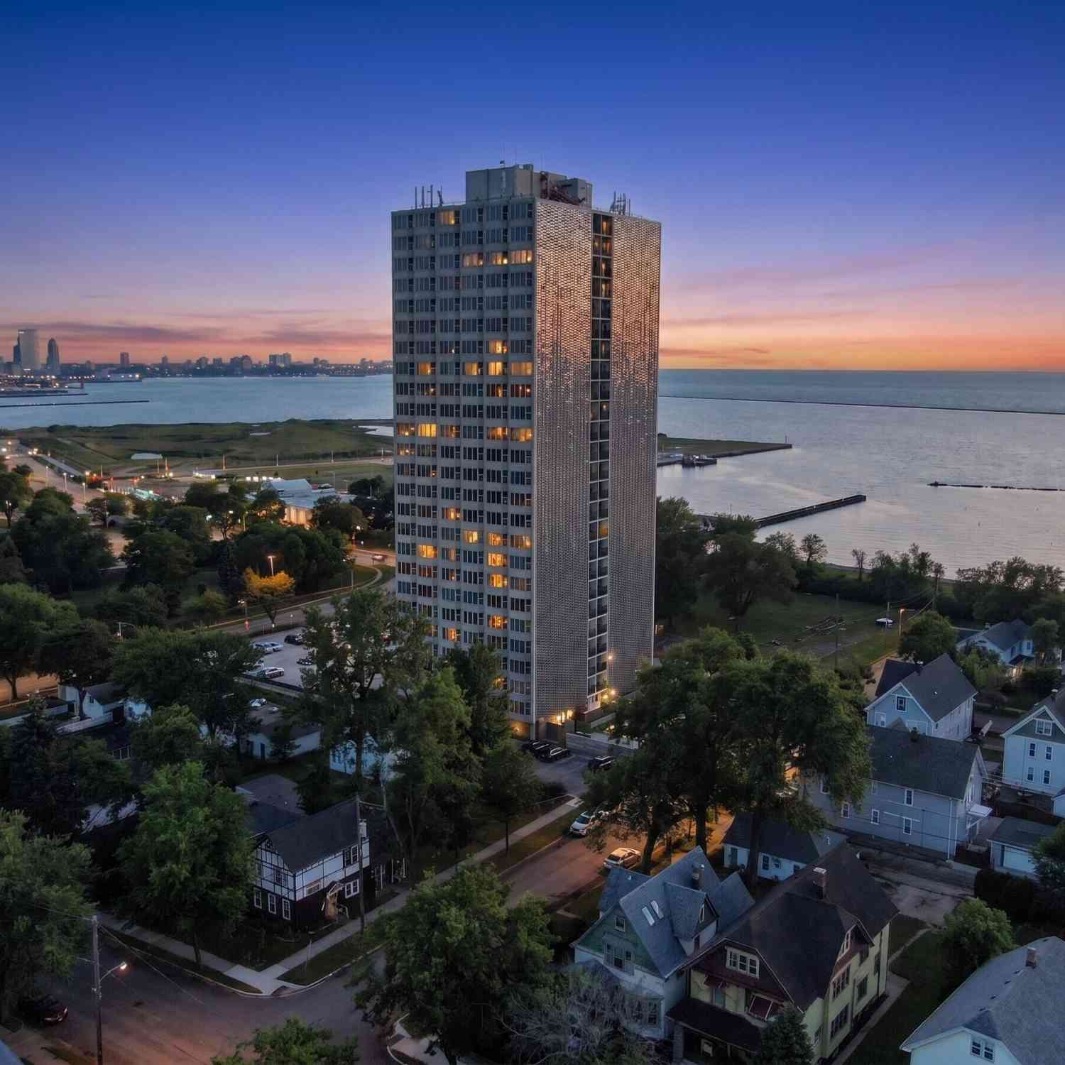 Condo For Sale - 2525 S Shore #15B<br/> Milwaukee, WI 53207