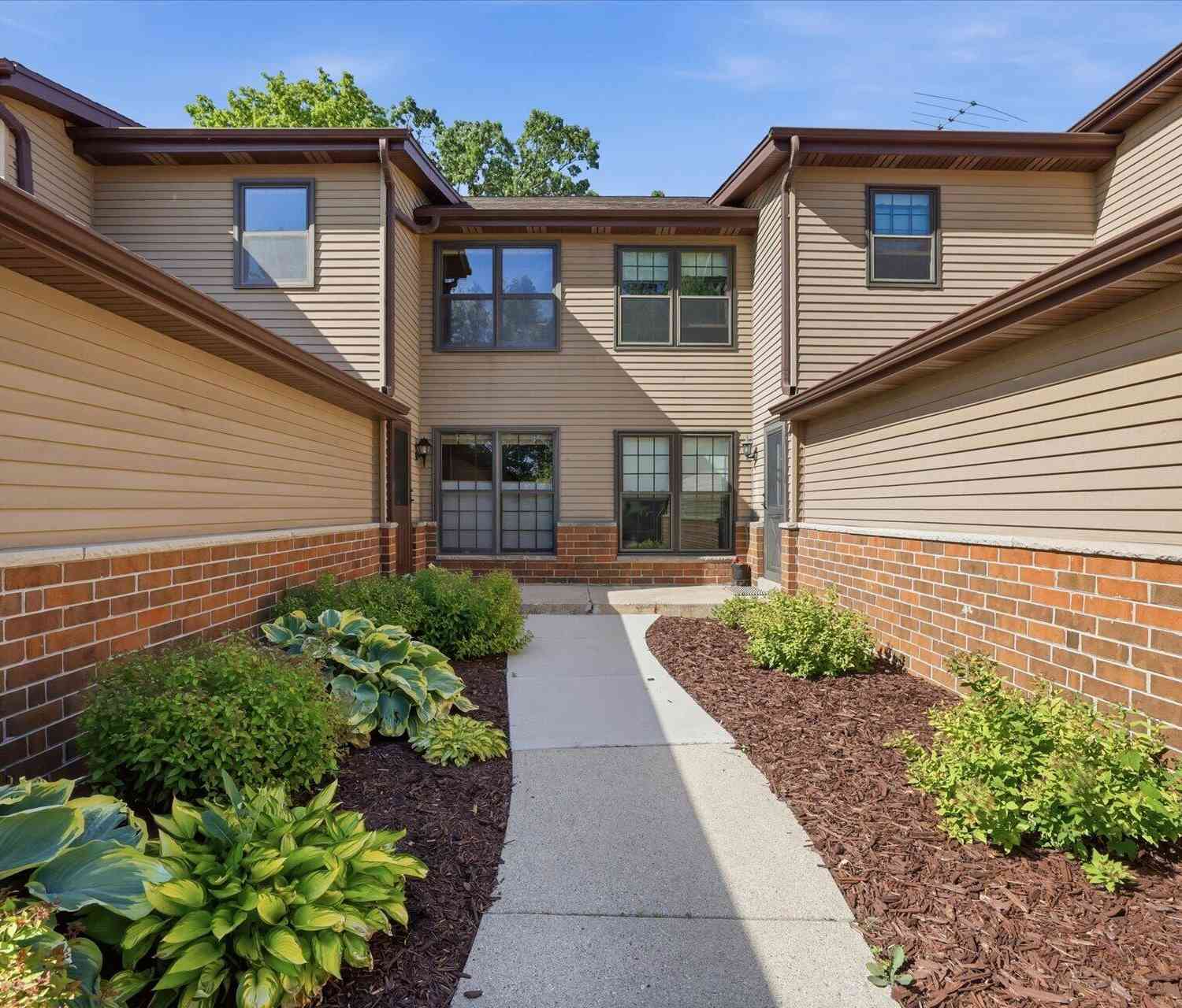 Condo For Sale - 8116 S Forest Hills #8116<br/> Franklin, WI 53132