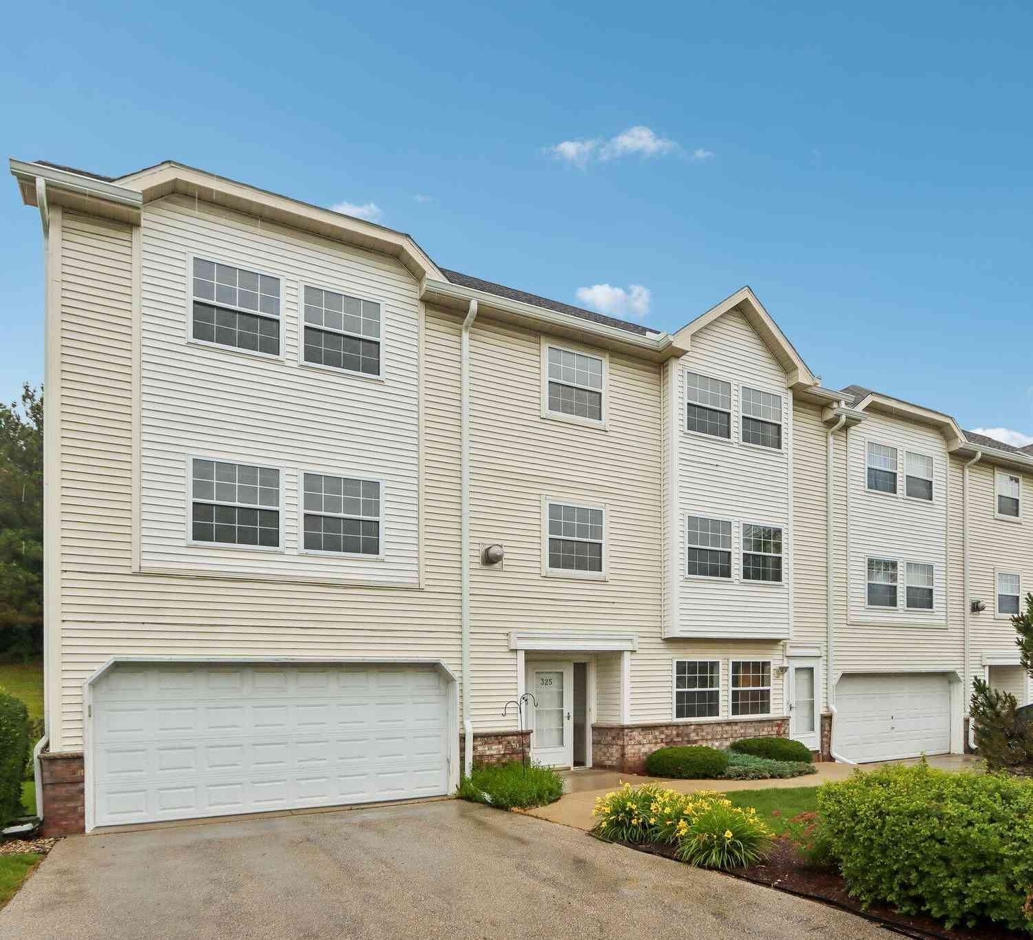 Condo For Sale - 325 Kristin<br/> Brookfield, WI 53045