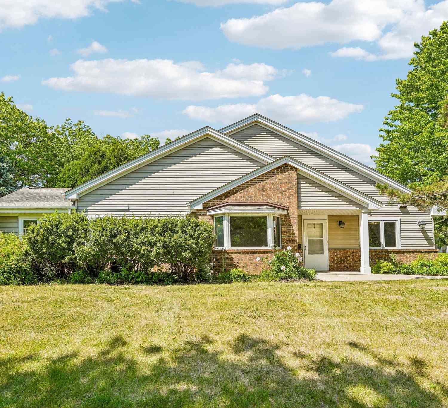 Condo For Sale - 7017 W Hummingbird<br/> Milwaukee, WI 53223