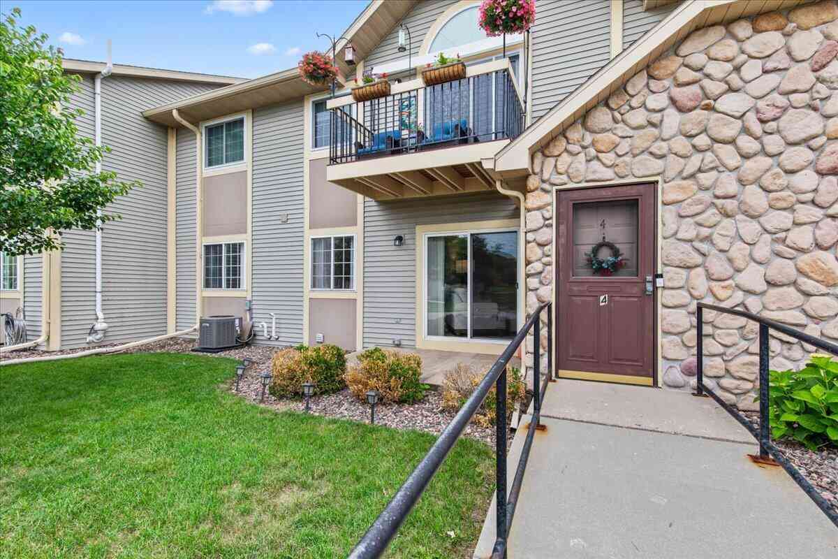 Condo For Sale - 320 E Washington #4<br/> Washington County, Slinger, WI 53086