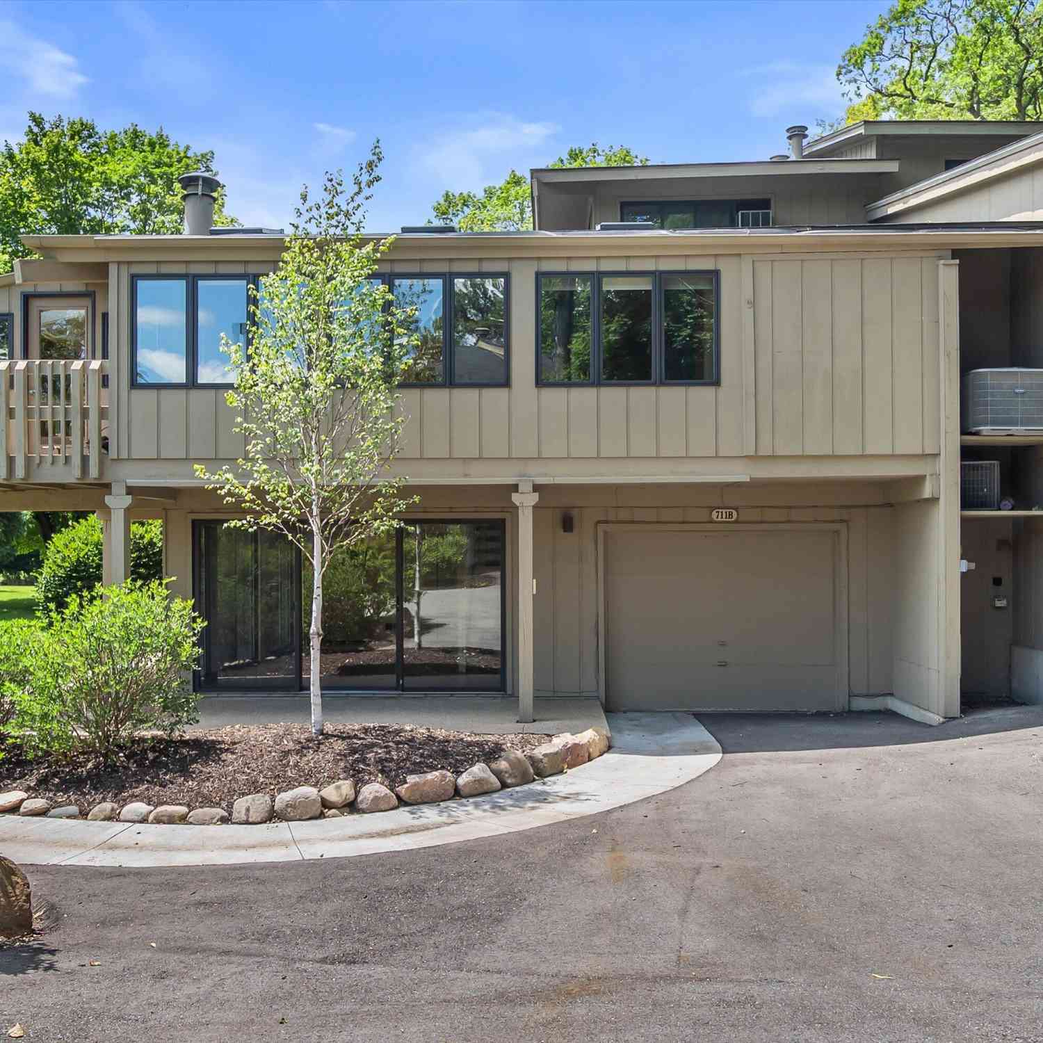 Condo For Sale - 711 Thornridge #B<br/> Fontana, WI 53125