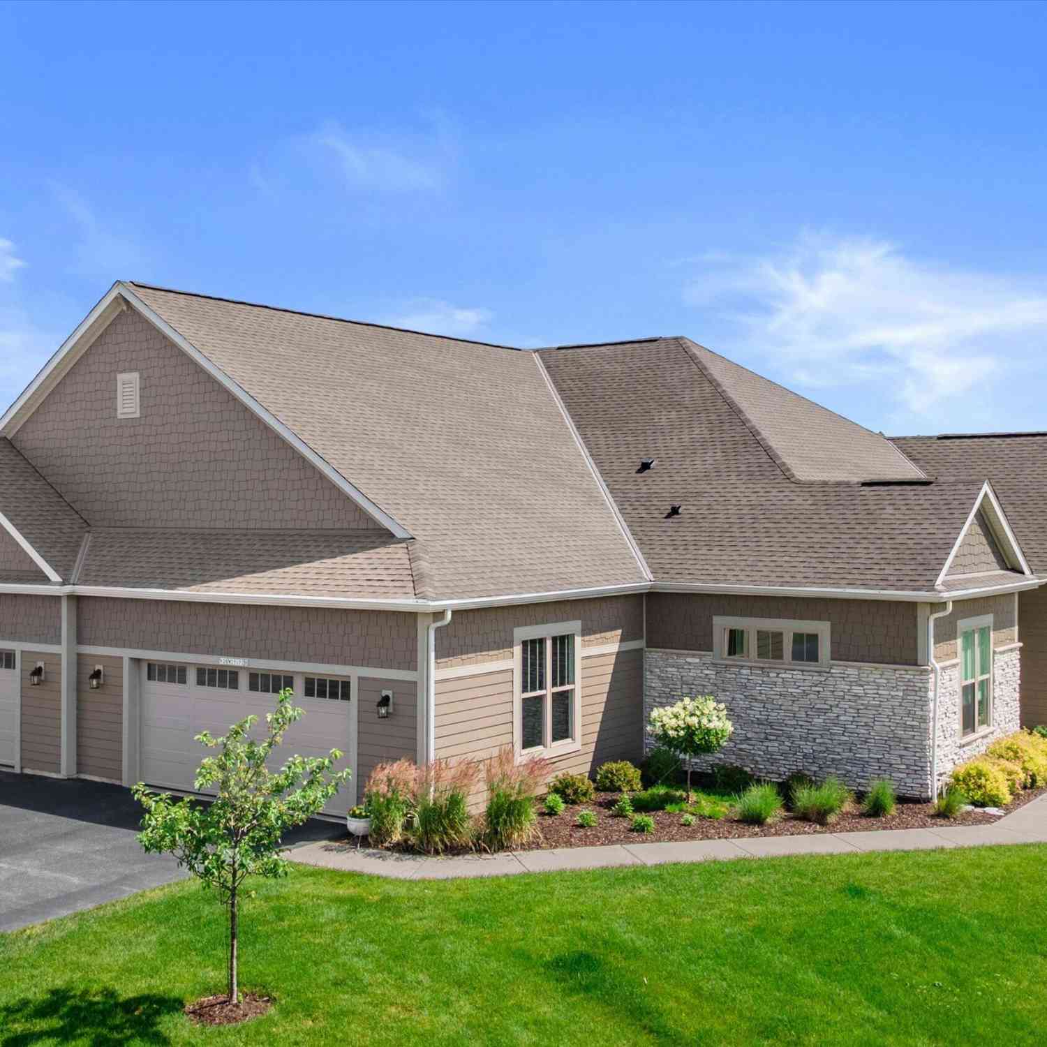 Condo For Sale - N28W25172 Parkway Ridge #B<br/> Pewaukee, WI 53072