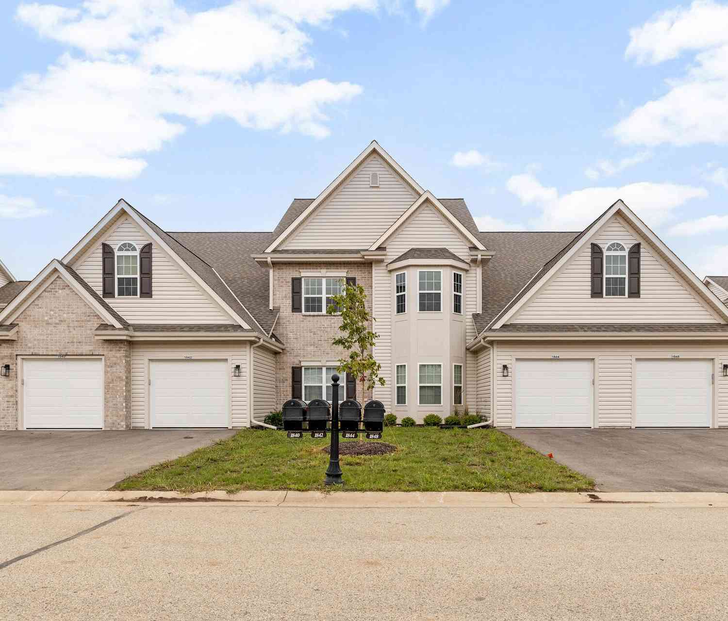 Condo For Sale - 1818 Horseshoe #424-4<br/> Washington County, Slinger, WI 53086