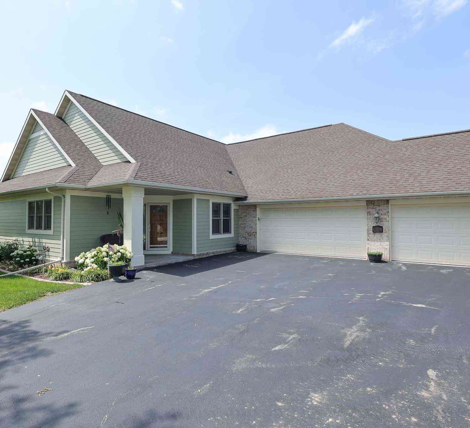 Condo For Sale - 3406 W Villa<br/> Franklin, WI 53132