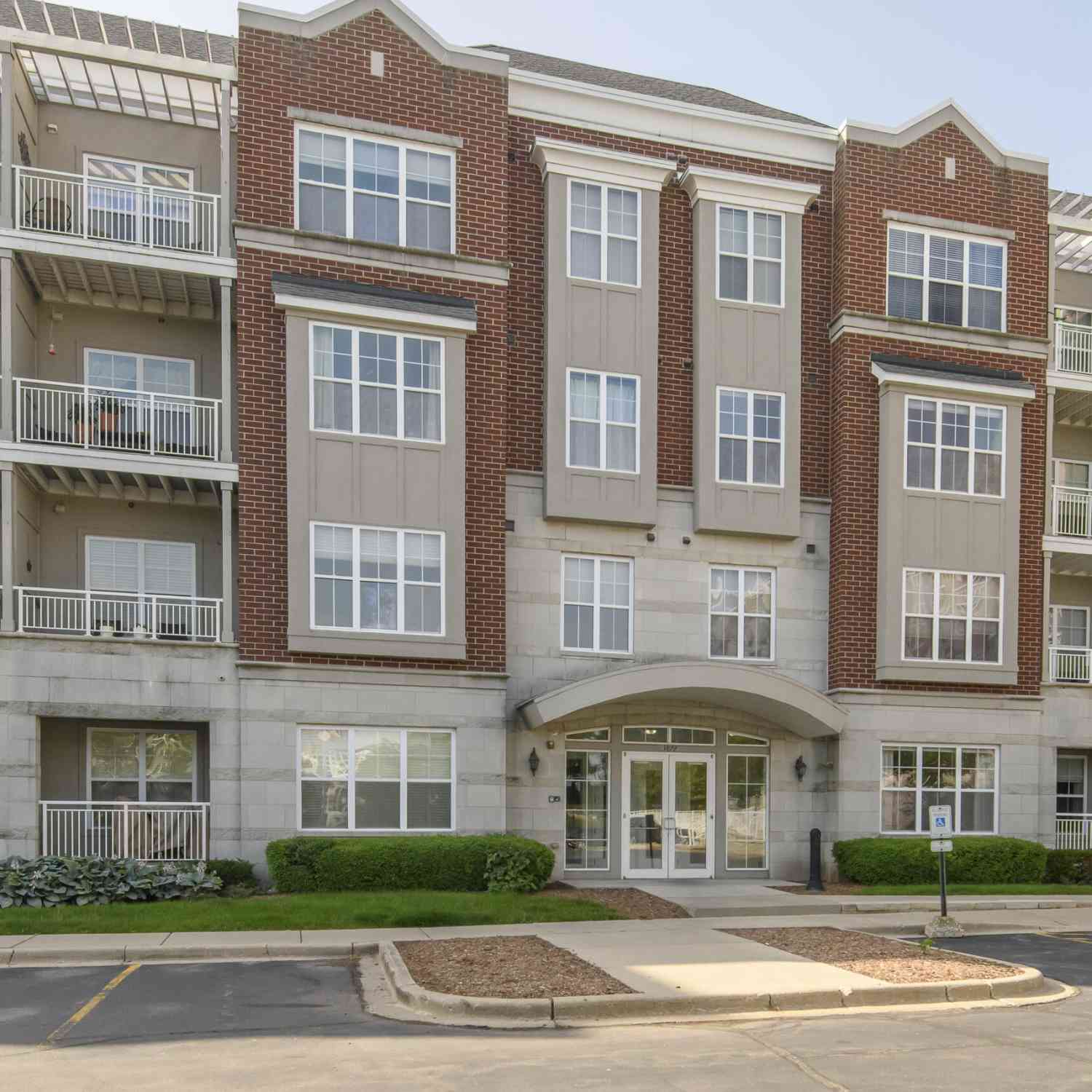 Condo For Sale - 3872 S Lake #101<br/> Milwaukee County, Saint Francis, WI 53235