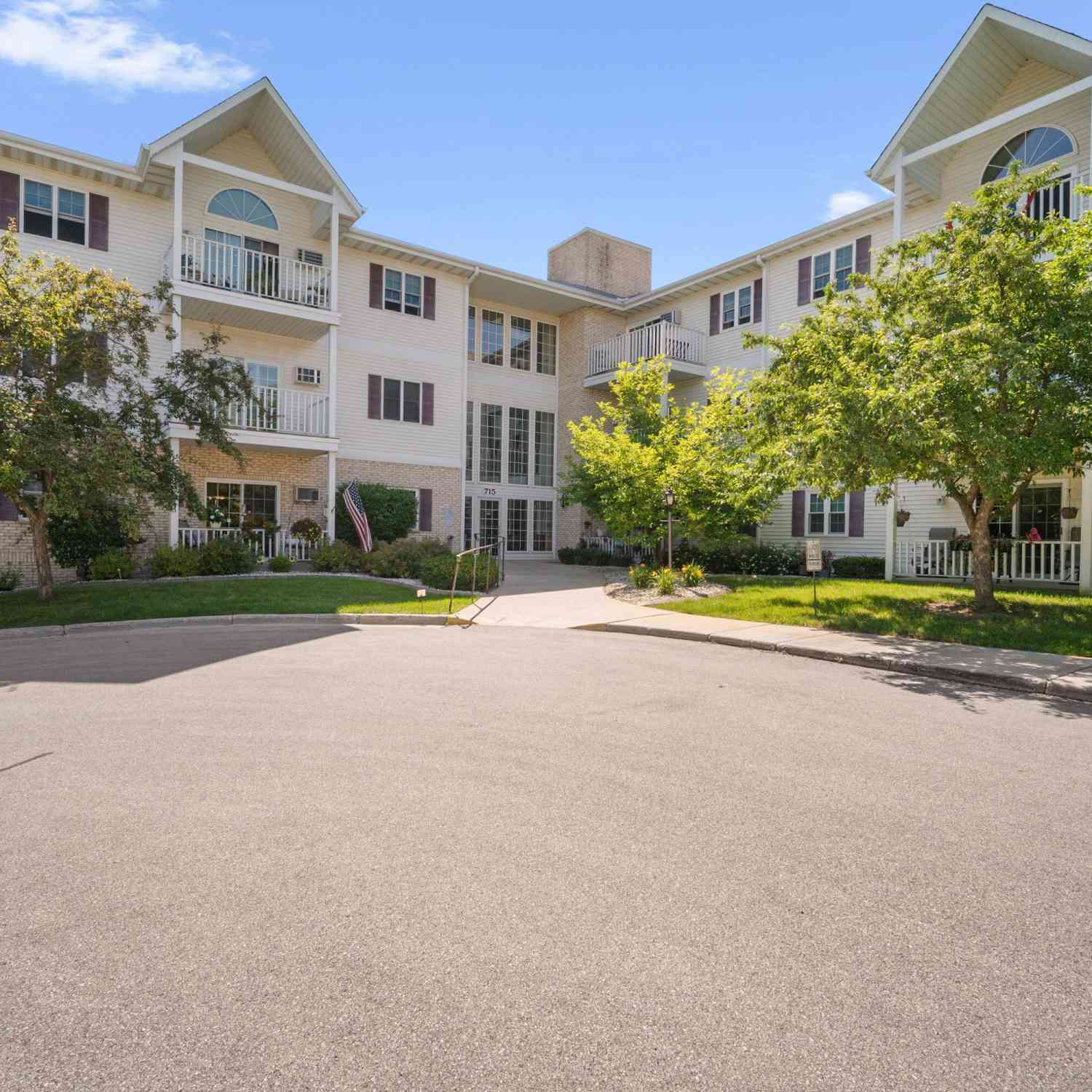 Condo For Sale - 715 Canterberry #101<br/> Washington County, West Bend, WI 53090