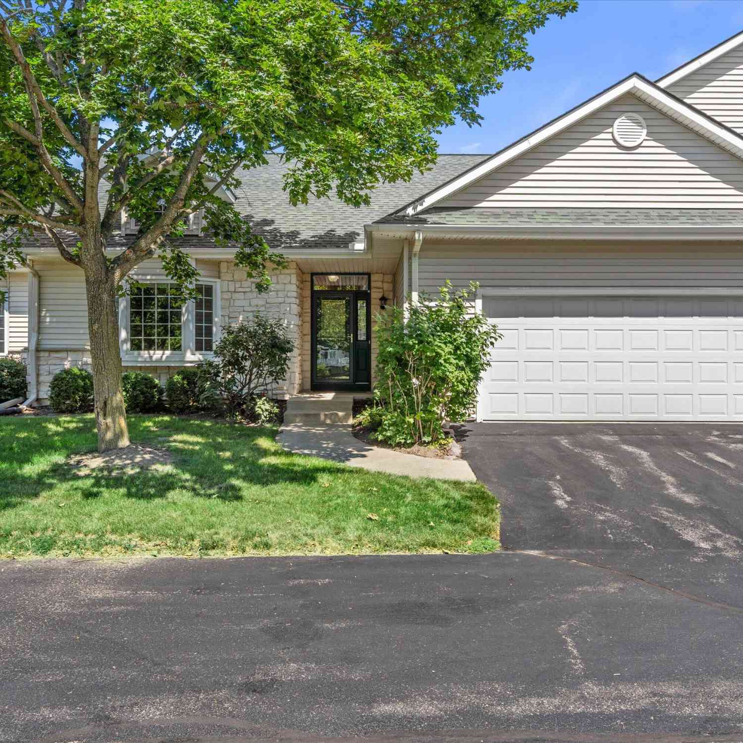 Condo For Sale - 293 Cardinal<br/> Waukesha County, Hartland, WI 53029