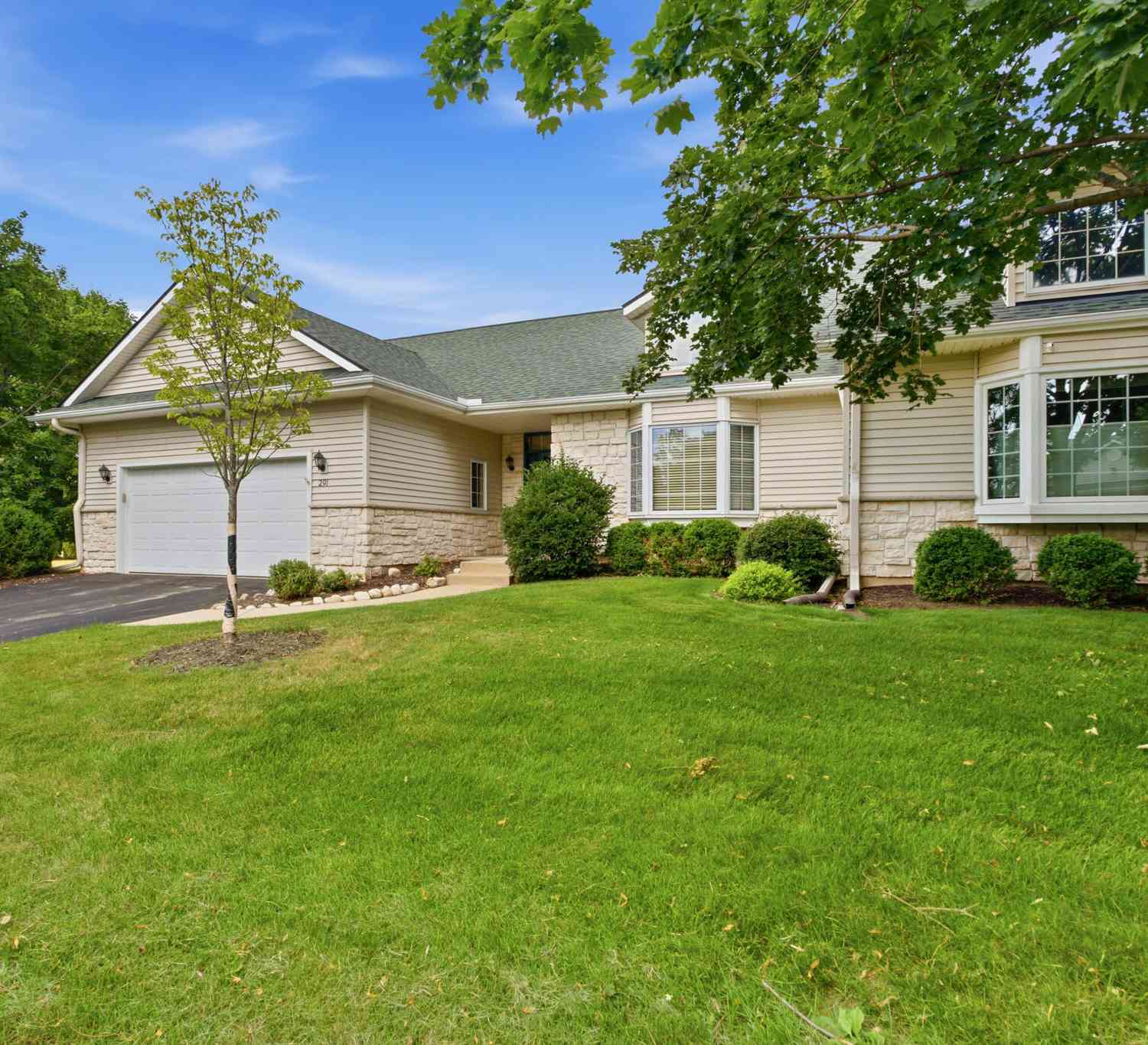 Condo For Sale - 291 Cardinal<br/> Hartland, WI 53029