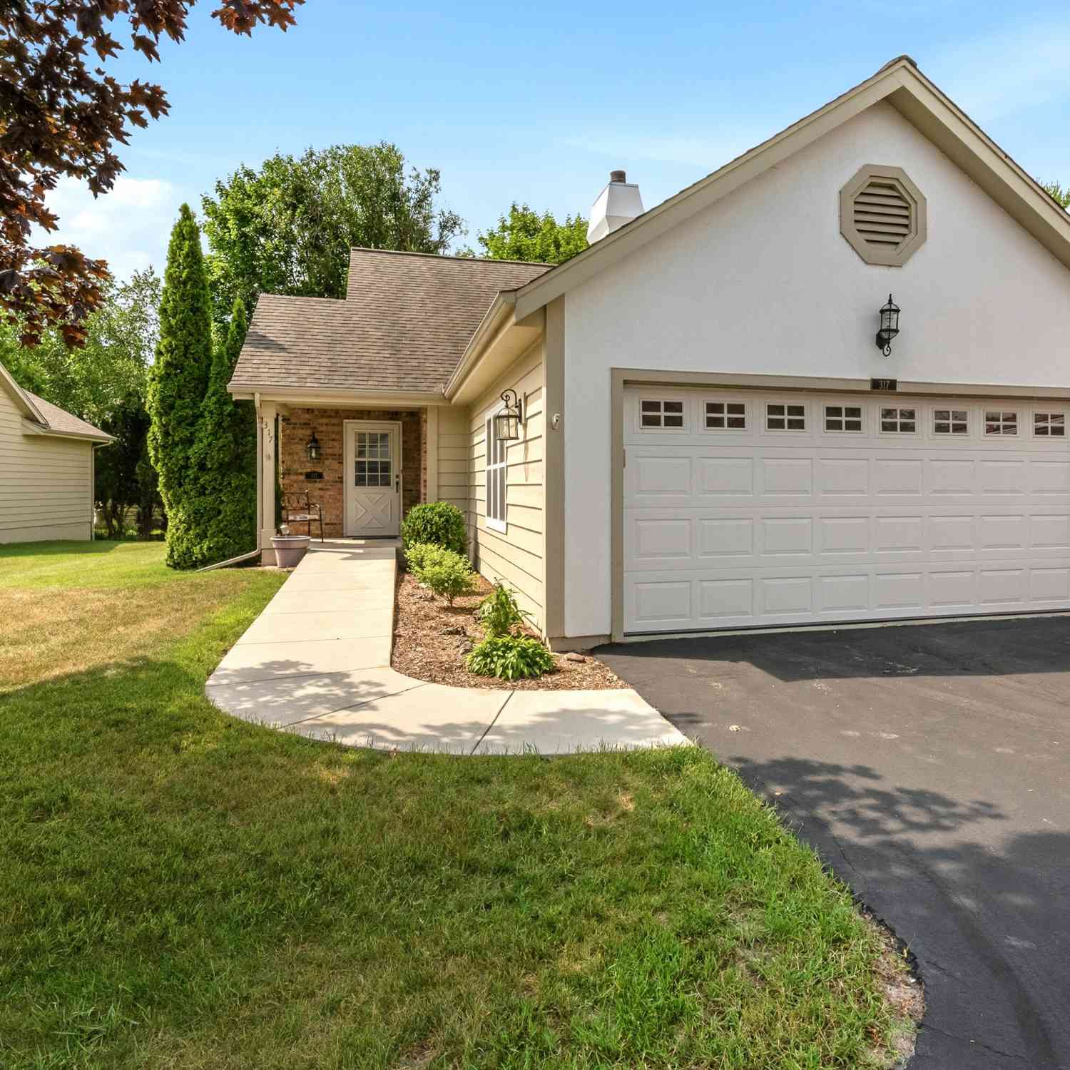 Condo For Sale - 317 E Antoine<br/> Ozaukee County, Port Washington, WI 53074