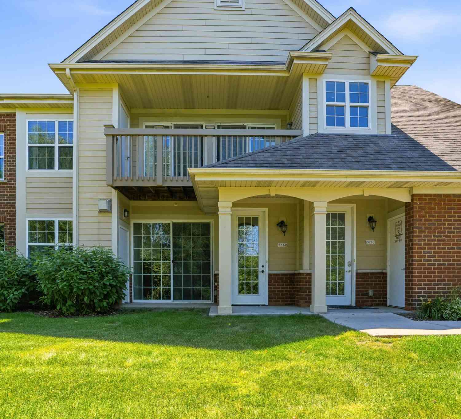 Condo For Sale - 2660 W Colonial Woods<br/> Oak Creek, WI 53154