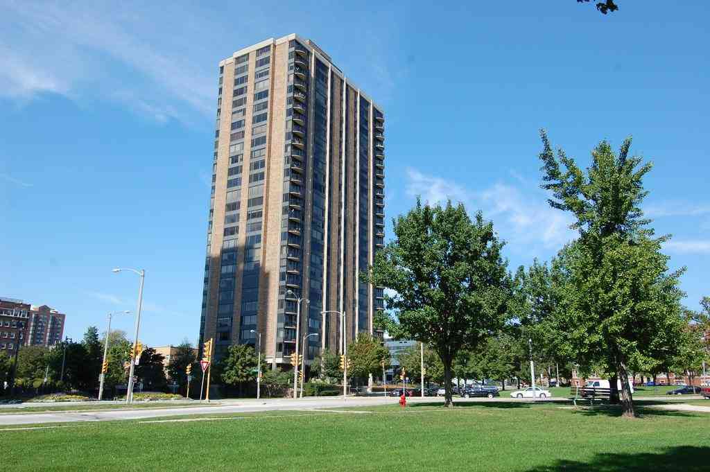 Condo For Sale - 929 N Astor #203<br/> Milwaukee, WI 53202
