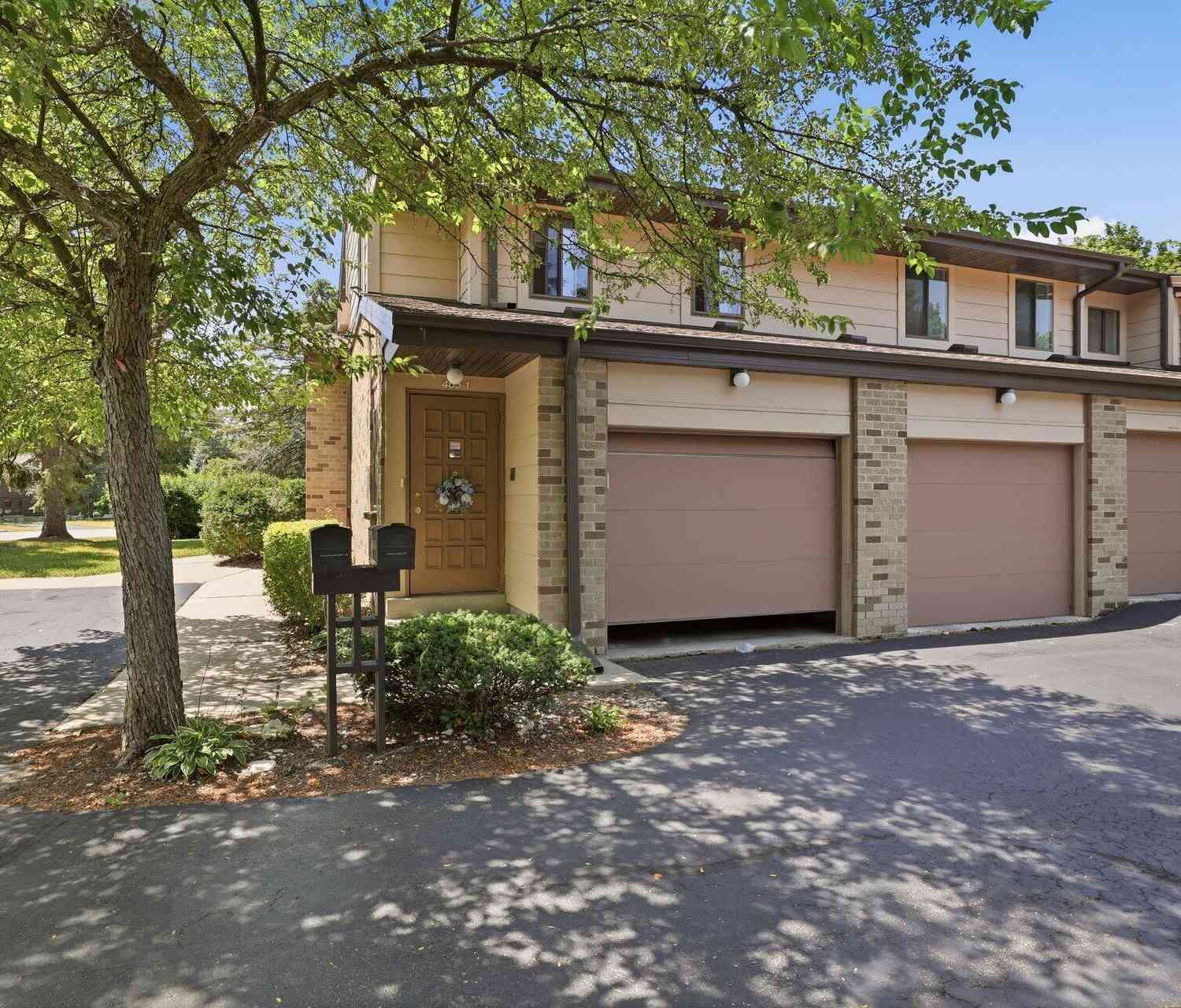 Condo For Sale - 405 Cheviot Chase #1<br/> Waukesha, WI 53186