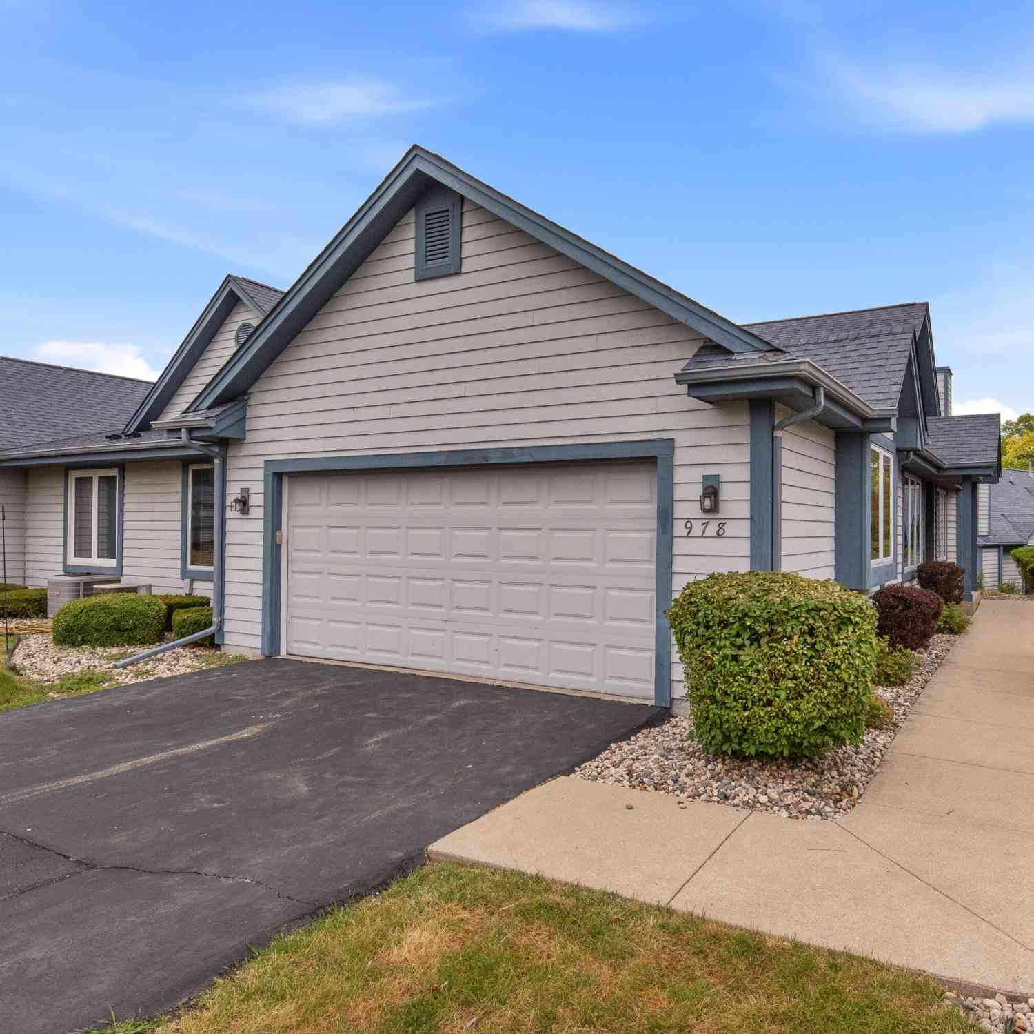 Condo For Sale - 978 Bay View<br/> Waukesha County, Mukwonago, WI 53149