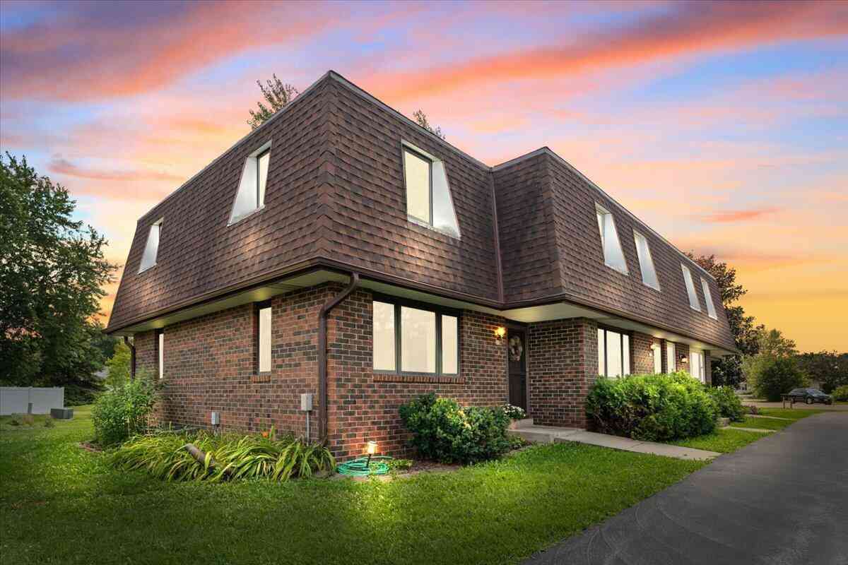 Condo For Sale - 272 Karen<br/> Washington County, Hartford, WI 53027