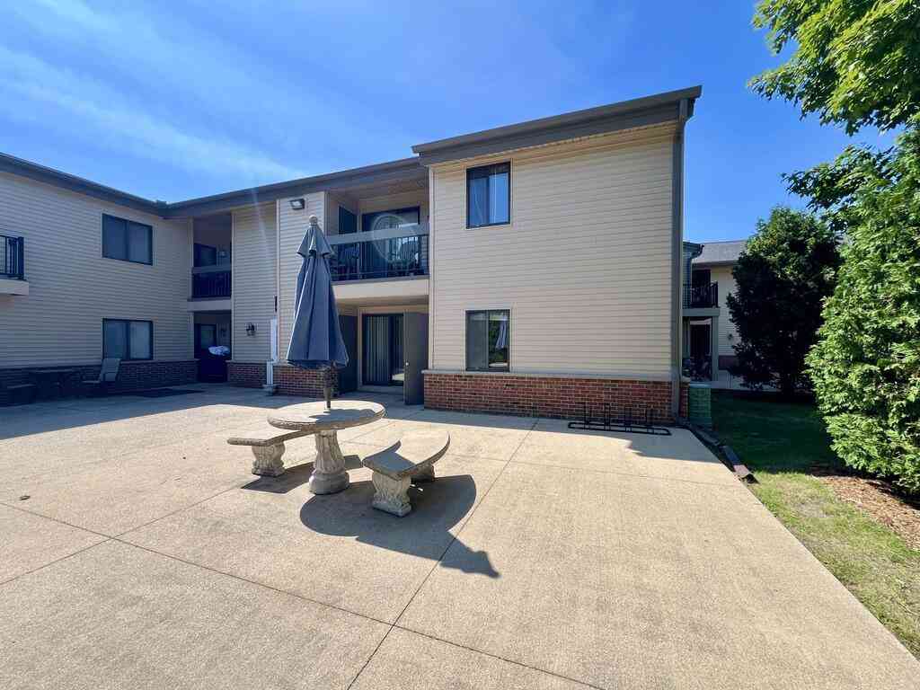 Condo For Sale - 1061 Regent #612<br/> Waukesha County, Oconomowoc, WI 53066