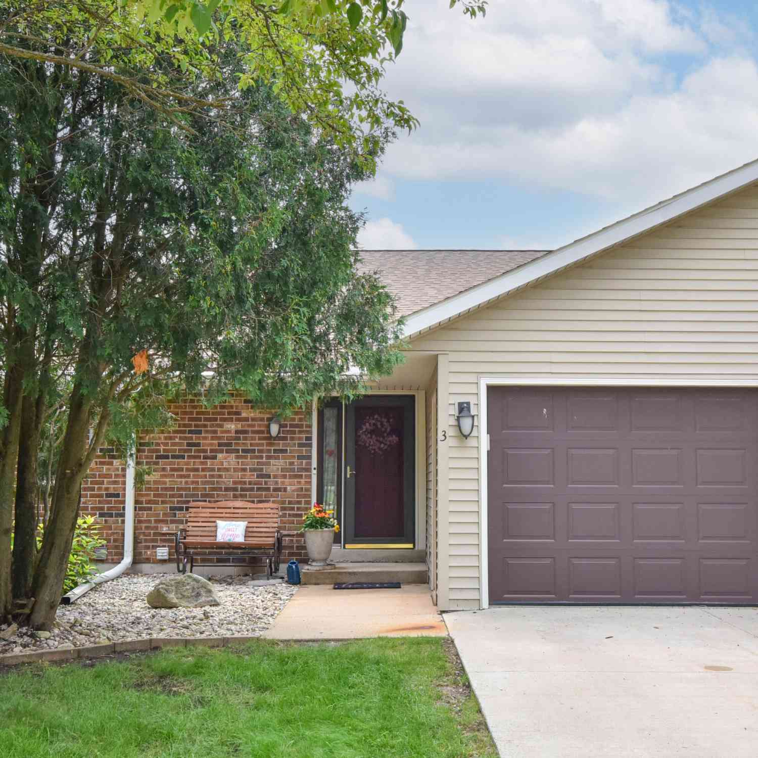 Condo For Sale - N49W36111 Nottingham #3<br/> Waukesha County, Oconomowoc, WI 53066