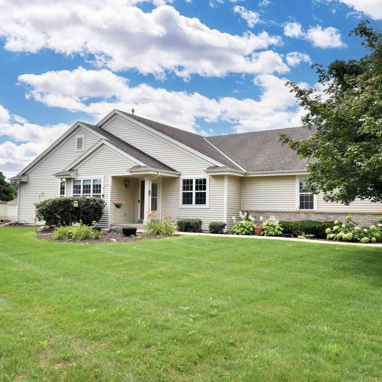 Condo For Sale - 2911 Clear Water<br/> Waukesha County, Waukesha, WI 53189