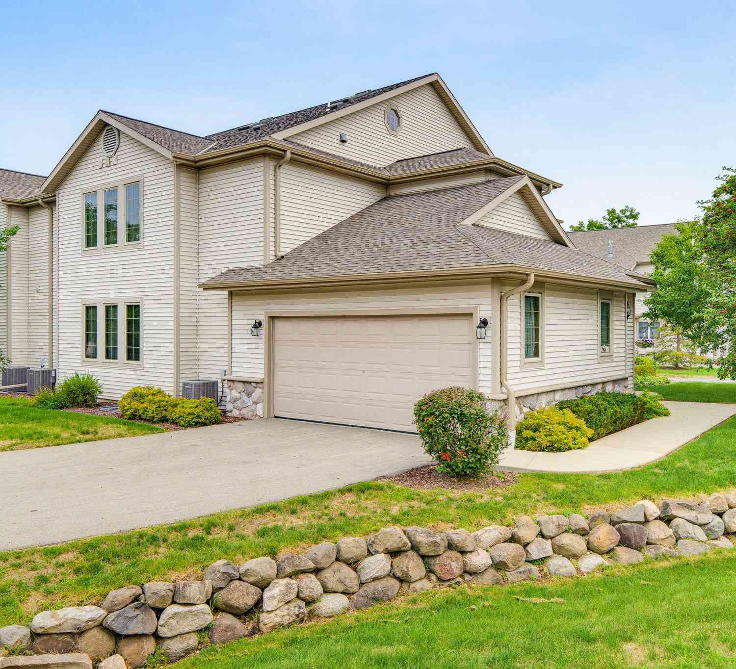Condo For Sale - 2215 Circle #B<br/> Waukesha County, Delafield, WI 53018